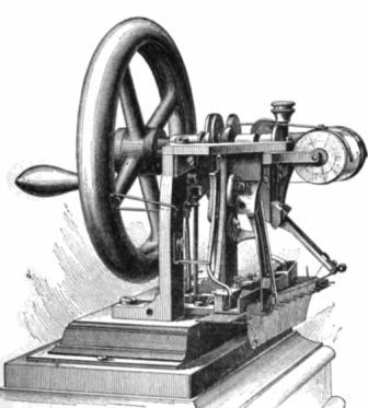 В 1845 году Э. Гоу получил патент на первую реальную швейную машину челночного стежка (ее принцип - закрепление стежков второй нитью, проходящей снизу, - до сих пор используется), которая работала со скоростью триста стежков в минуту. При этом игла двигалась горизонтально, а сшиваемые ткани все так же располагались в вертикальной плоскости и могли перемещаться только по прямой линии.