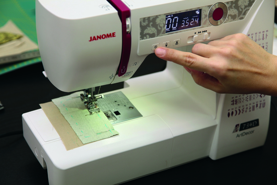 Швейная машина Janome ArtDecor 734D в работе